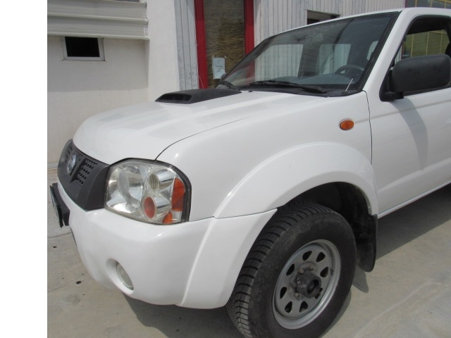 NP 300 2.5 D 4 PORTE 4 X 4 CON GANCIO