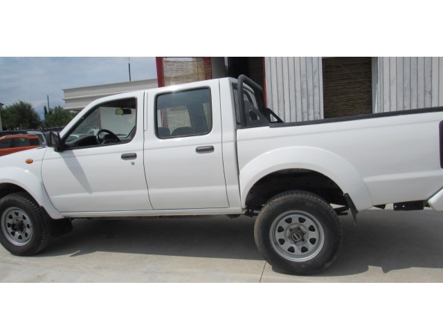 NP 300 2.5 D 4 PORTE 4 X 4 CON GANCIO